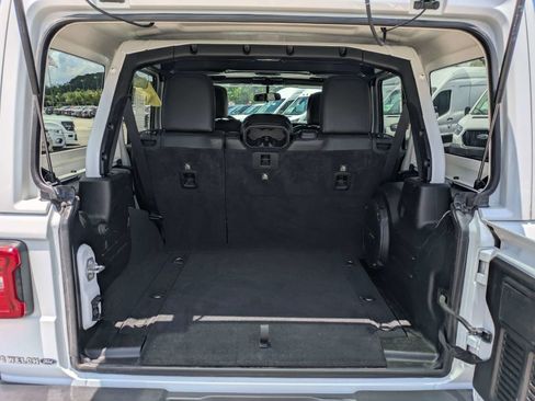 Used 2018 Jeep Wrangler Unlimited Sahara w/ LED Lighting Group AWD/4WD image 6