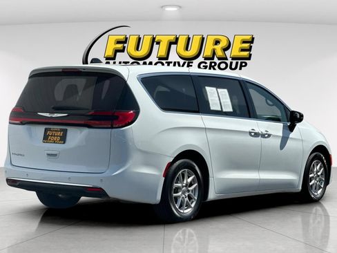 Used 2025 Chrysler Pacifica Select FWD image 3