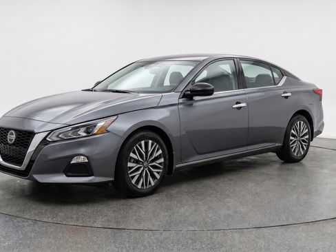Used 2025 Nissan Altima 2.5 SV FWD image 3