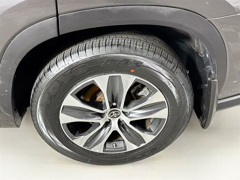 Used 2023 Toyota Highlander XLE image 25