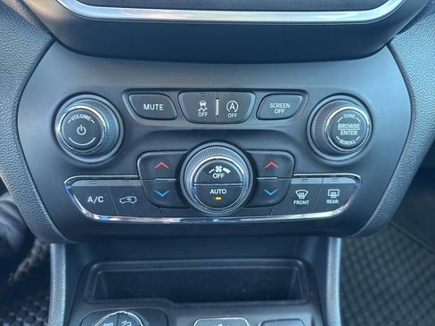 Used 2022 Jeep Cherokee Trailhawk image 24