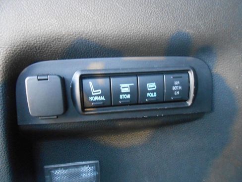 Used 2016 Ford Explorer Limited image 25