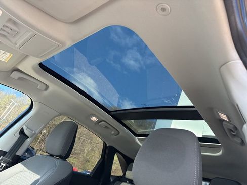 Used 2022 Ford Escape SE w/ SE Sport Appearance Package image 16