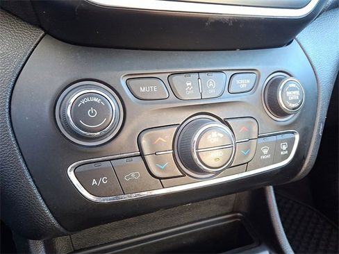 Used 2020 Jeep Cherokee Latitude Plus w/ Comfort/Convenience Group image 16