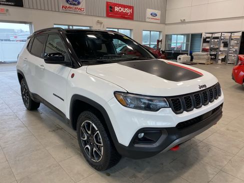 Used 2025 Jeep Compass Trailhawk image 7