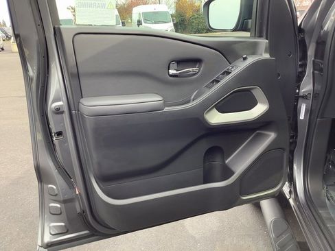 Used 2024 Nissan Frontier SV w/ Technology Package image 8