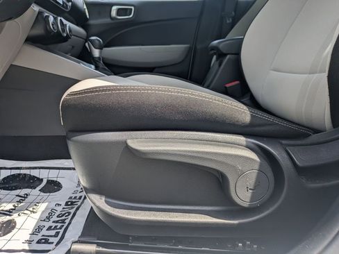 Used 2025 Hyundai Venue SEL FWD image 13