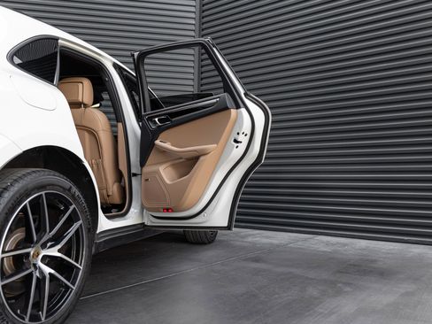 Certified 2025 Porsche Macan AWD/4WD image 31