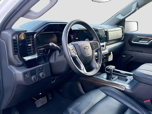 Used 2025 Chevrolet Silverado 1500 RST w/ Convenience Package II RWD image 9