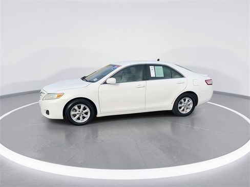 Used 2011 Toyota Camry SE image 3