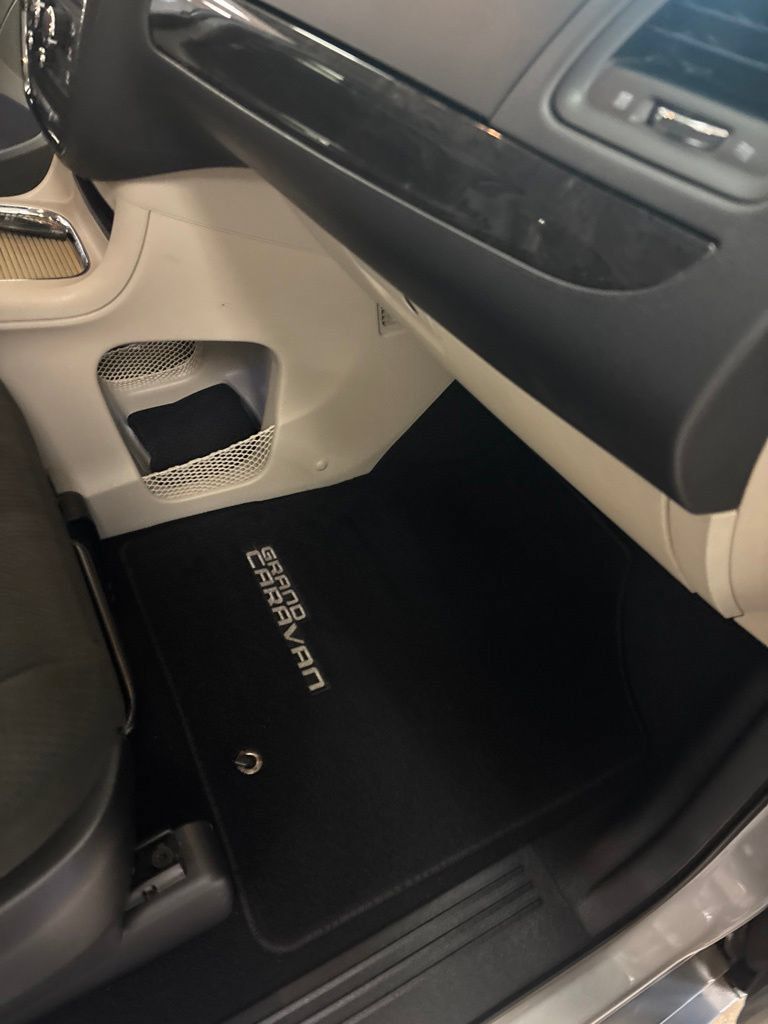 Used 2015 Dodge Grand Caravan SXT w/ UConnect Hands-Free Group FWD image 31