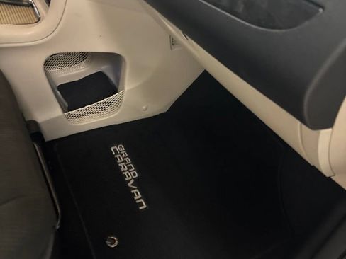 Used 2015 Dodge Grand Caravan SXT w/ UConnect Hands-Free Group FWD image 31