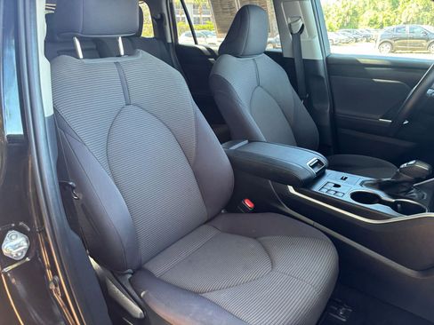 Used 2025 Toyota Highlander LE FWD image 38