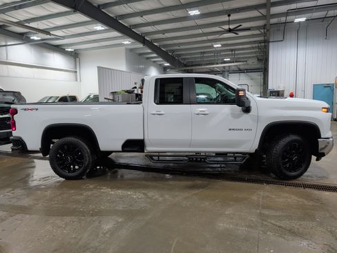 Used 2024 Chevrolet Silverado 2500 LT w/ Convenience Package AWD/4WD image 2