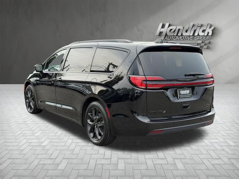 Used 2025 Chrysler Pacifica Limited FWD image 8