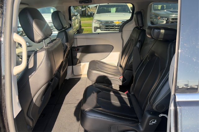 Used 2024 Chrysler Pacifica Touring-L FWD image 10