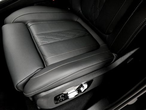 Used 2026 BMW X5 M60i image 17