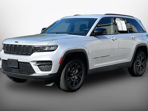 Used 2025 Jeep Grand Cherokee Altitude AWD/4WD image 4