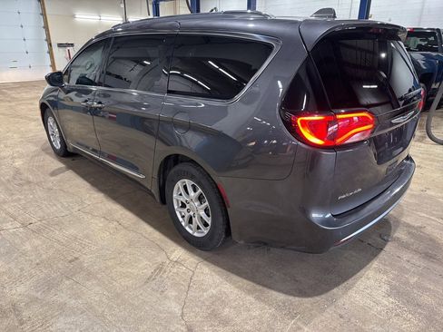 Used 2020 Chrysler Pacifica Touring-L image 2