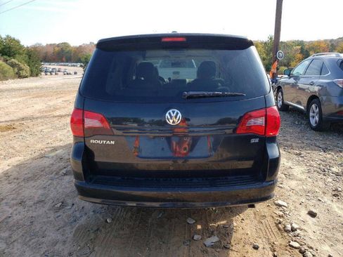 Used 2010 Volkswagen Routan SE FWD image 5