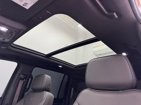 Used 2024 GMC Yukon XL Denali RWD image 5