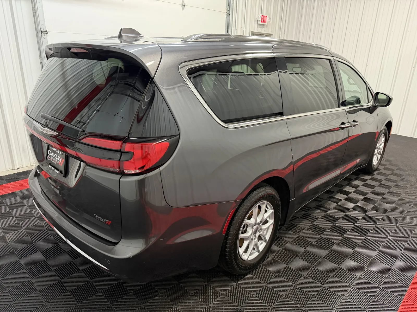 Used 2021 Chrysler Pacifica Touring-L FWD image 4