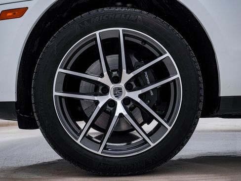 Certified 2024 Porsche Macan image 12