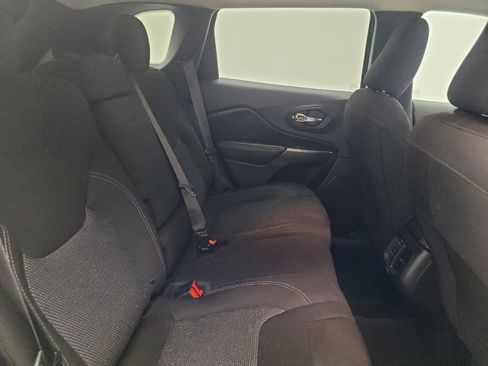 Used 2019 Jeep Cherokee Latitude w/ Popular Appearance Group FWD image 19