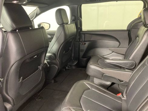 Used 2025 Chrysler Pacifica Select FWD image 17