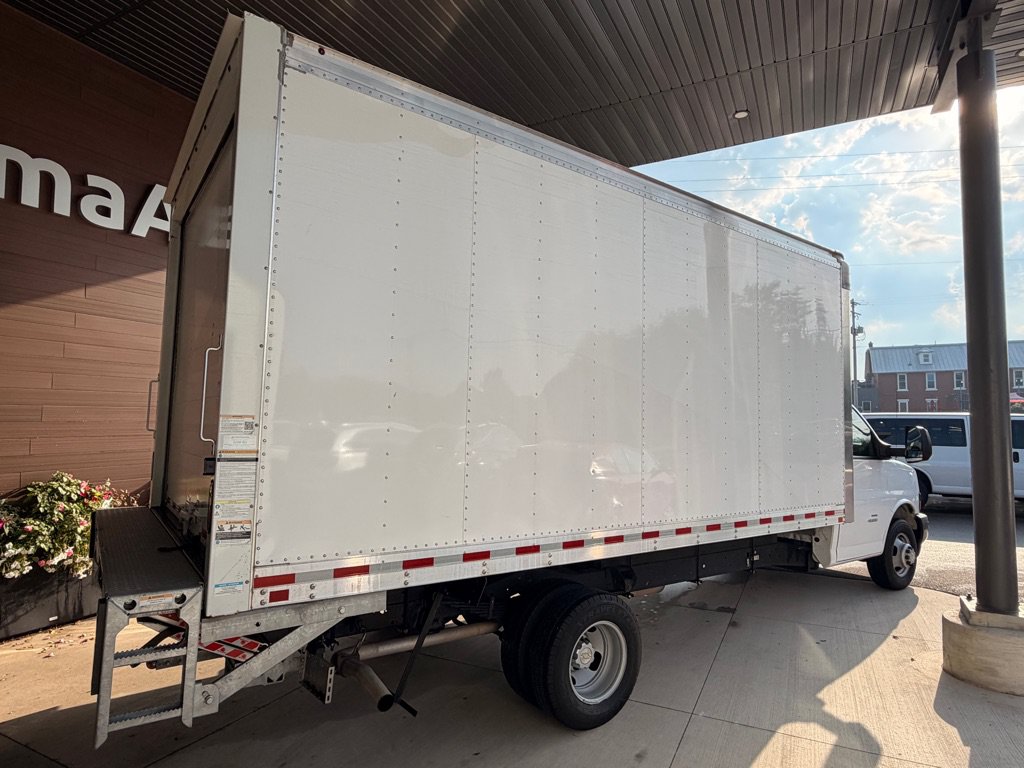Used 2025 Chevrolet Express 4500 Extended w/ Power Convenience Package RWD image 8