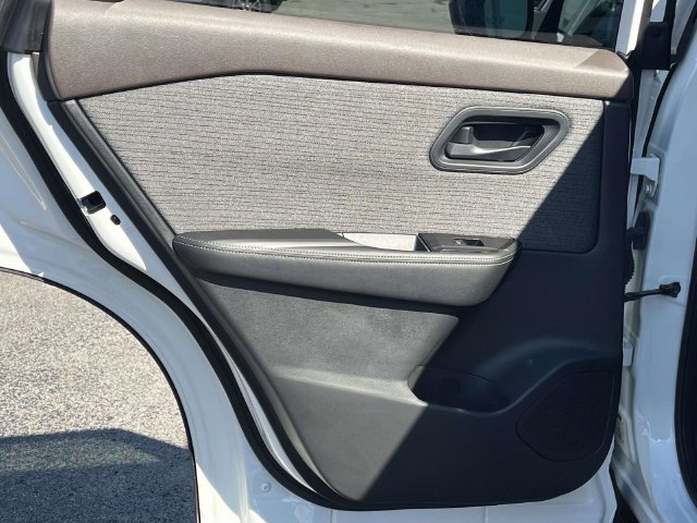 Used 2022 Nissan Rogue S FWD image 16