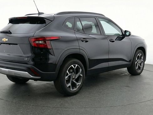 Used 2025 Chevrolet Trax LT w/ LT Convenience Package FWD image 9