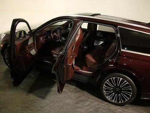 Used 2023 Lincoln Aviator Black Label w/ Class IV Trailer Tow Package image 5