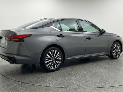 Used 2025 Nissan Altima 2.5 SV FWD image 9