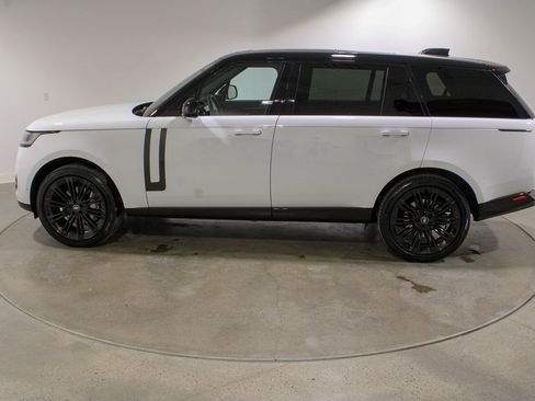 Used 2024 Land Rover Range Rover Long Wheelbase SE image 2