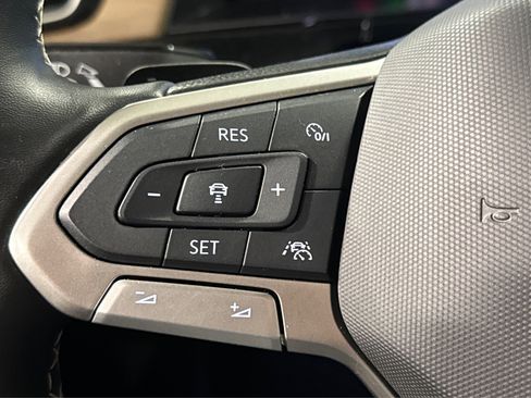 Used 2025 Volkswagen Atlas SE image 23