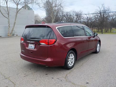 Used 2020 Chrysler Voyager LX image 6