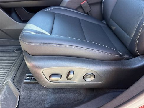 Used 2025 Chevrolet Traverse LT w/ Driver Confidence Package image 11