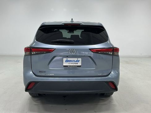 Used 2021 Toyota Highlander LE image 5