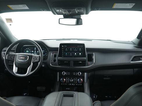 Used 2024 GMC Yukon SLT w/ SLT Luxury Package image 14