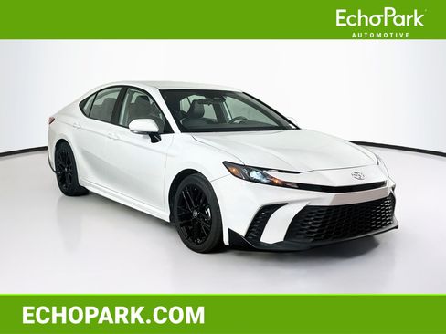 Used 2025 Toyota Camry SE FWD image 1
