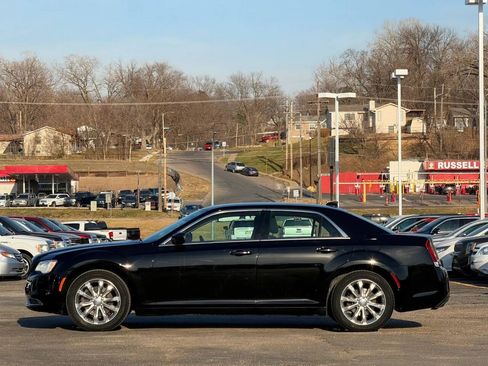 Used 2018 Chrysler 300 Touring AWD/4WD image 5