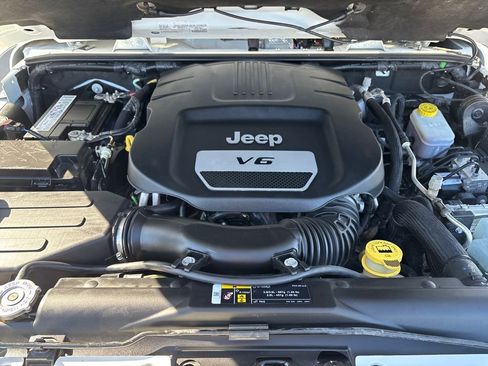 Used 2018 Jeep Wrangler Unlimited Sahara w/ Connectivity Group image 19