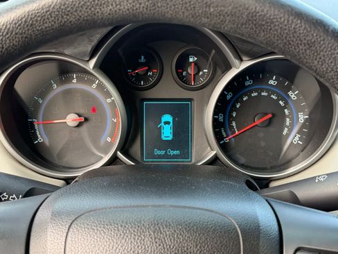 Used 2013 Chevrolet Cruze LS image 32