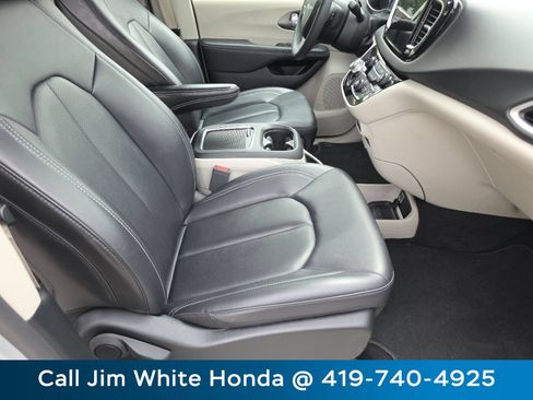 Used 2024 Chrysler Pacifica Touring-L FWD image 25