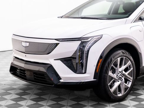 Certified 2025 Cadillac Optiq Luxury 2 w/ LPO, Floor Liner Package AWD/4WD image 38