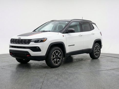 Used 2025 Jeep Compass Trailhawk w/ Trailer Tow Group AWD/4WD image 3