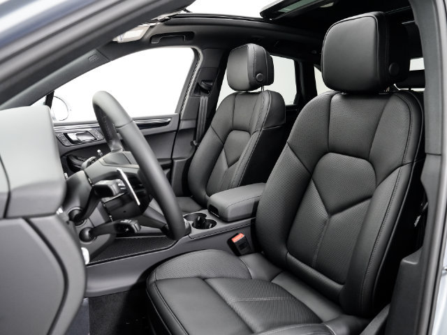 Certified 2026 Porsche Macan AWD/4WD image 5
