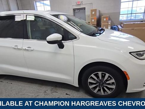 Used 2023 Chrysler Pacifica Touring-L FWD image 2