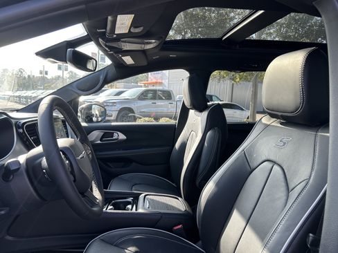 New 2026 Chrysler Pacifica Limited image 14